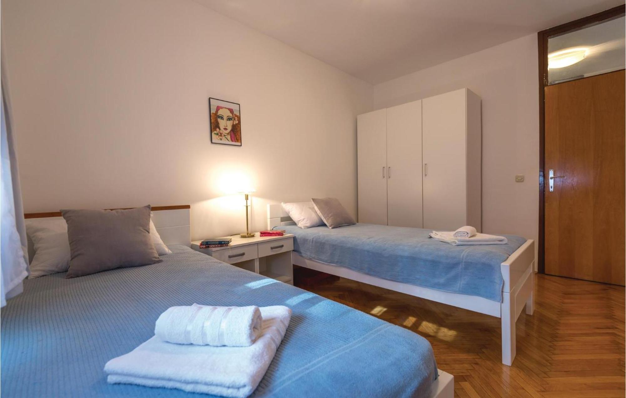 Awesome Apartment In Ploce With Kitchen ภายนอก รูปภาพ