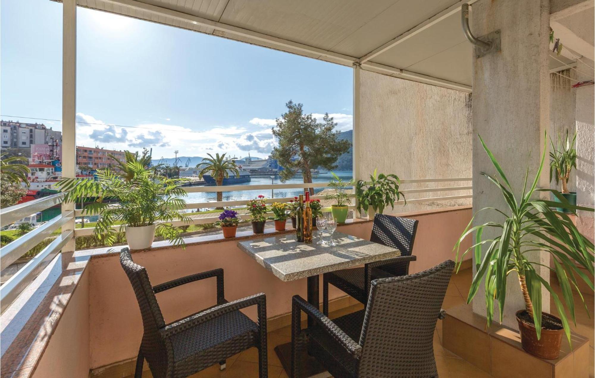 Awesome Apartment In Ploce With Kitchen ภายนอก รูปภาพ